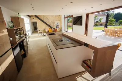 Cuisine ou kitchenette dans l'établissement magnifique longére Charentaise pmr piscine sauna