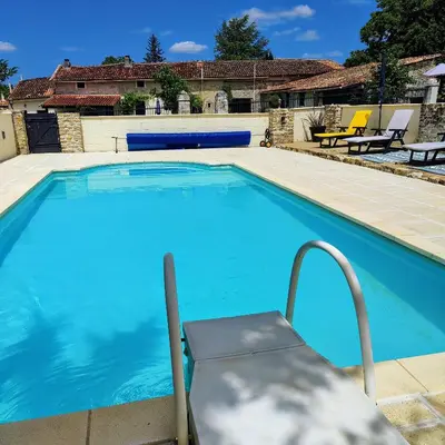 Piscine de l'établissement Les Écuries ou située à proximité