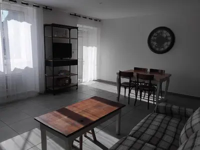 Télévision ou salle de divertissement dans l'établissement Grand appartement