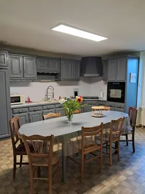Cuisine ou kitchenette dans l'établissement Gîte La Maison des Arts