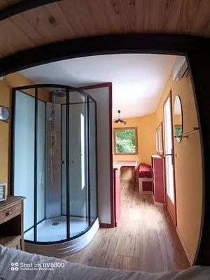 Télévision ou salle de divertissement dans l'établissement La Haute Brunie