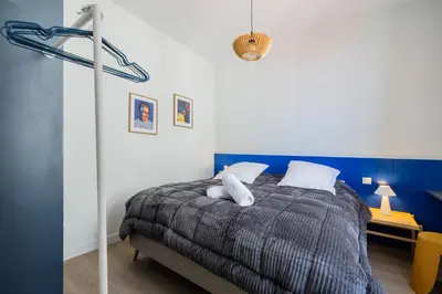 Un ou plusieurs lits dans un hébergement de l'établissement Appartement chic vue imprenable sur le vieux port