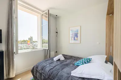 Un ou plusieurs lits dans un hébergement de l'établissement Appartement chic vue imprenable sur le vieux port
