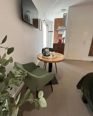 Télévision ou salle de divertissement dans l'établissement Quai 44