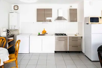 Cuisine ou kitchenette dans l'établissement Les vergers