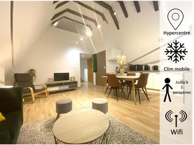 Coin salon dans l'établissement Le Colibri, Spacieux T2 bis avec mezzanine, calme et central à Poitiers