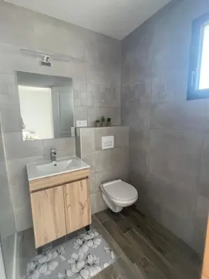 Salle de bains dans l'établissement Studio proche La Rochelle