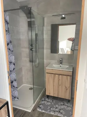 Salle de bains dans l'établissement Studio proche La Rochelle