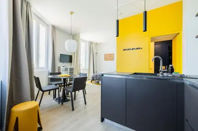 Cuisine ou kitchenette dans l'établissement Appartement chic vue imprenable sur le vieux port