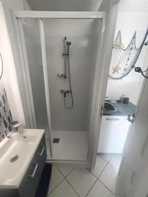 Salle de bains dans l'établissement L''Eden Studio avec jardin, et parking