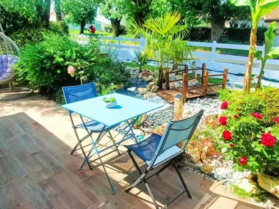 Jardin de l'établissement L''Eden Studio avec jardin, et parking