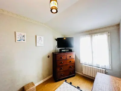 Télévision ou salle de divertissement dans l'établissement Maison de Vacances au Cœur de Fouras, 5 Pers, Jardin, Proche Plage - FR-1-709-100