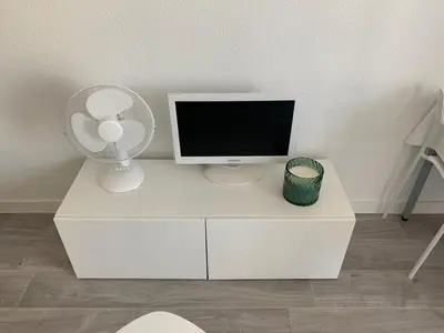 Télévision ou salle de divertissement dans l'établissement Studio vert idéalement situé gare cœur de ville et accès direct bus futuroscope