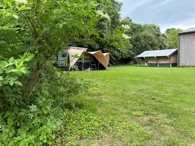 Jardin de l'établissement Tente safari