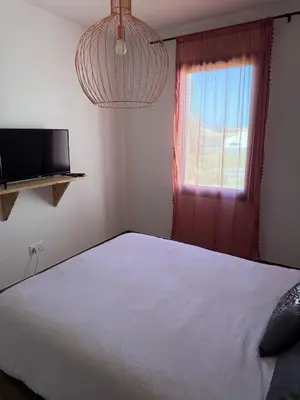 Télévision ou salle de divertissement dans l'établissement Maison neuve