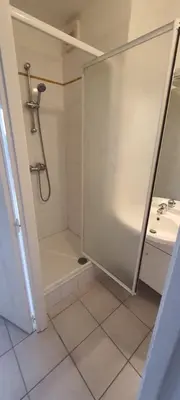Salle de bains dans l'établissement Studio résidence tranquillité-local vélos