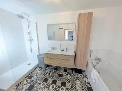 Salle de bains dans l'établissement Le Porchaire - Appart 2ch - Elégant Spacieux et Calme au centre ville de Poitiers - Futuroscope à 20 min