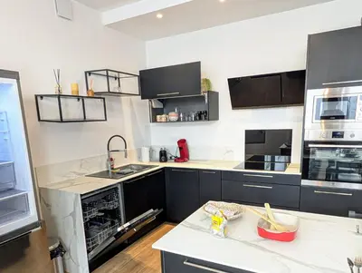 Cuisine ou kitchenette dans l'établissement Le Porchaire - Appart 2ch - Elégant Spacieux et Calme au centre ville de Poitiers - Futuroscope à 20 min