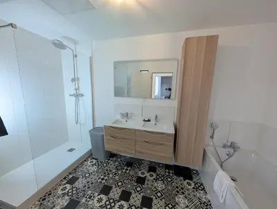 Salle de bains dans l'établissement Le Porchaire - Appart 2ch - Elégant Spacieux et Calme au centre ville de Poitiers - Futuroscope à 20 min