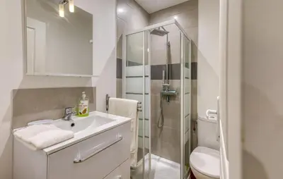 Salle de bains dans l'établissement Appartement Proche Plage