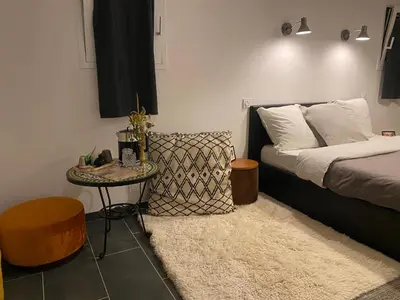 Un ou plusieurs lits dans un hébergement de l'établissement chambre privée avec SDB