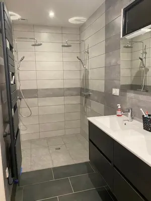 Salle de bains dans l'établissement chambre privée avec SDB