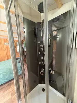 Salle de bains dans l'établissement Chalet La Savane
