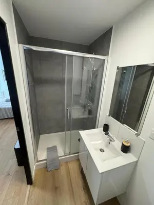 Salle de bains dans l'établissement Logement 7 parking gratuit