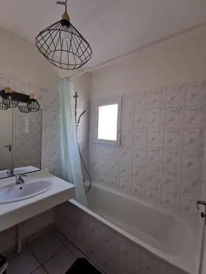 Salle de bains dans l'établissement T1 bord de mer