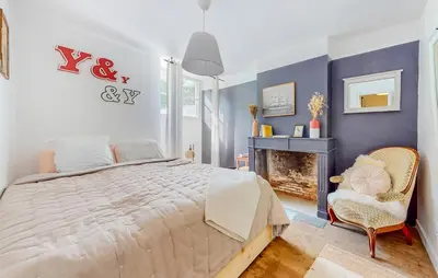 Un ou plusieurs lits dans un hébergement de l'établissement Ferienhaus mit Charakter und Terrasse in perfekter Lage