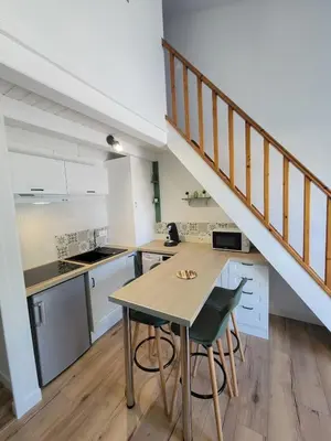 Cuisine ou kitchenette dans l'établissement Appartement T2 rénové avec parking et box vélo à La Rochelle, quartier Les Minimes