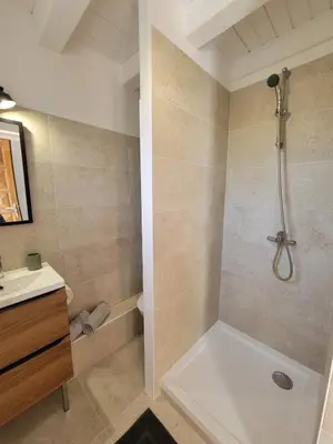 Salle de bains dans l'établissement Appartement T2 rénové avec parking et box vélo à La Rochelle, quartier Les Minimes