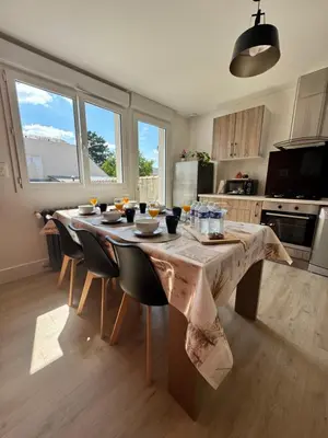 Cuisine ou kitchenette dans l'établissement Maison Malabry en hyper centre avec jardin 6 pers