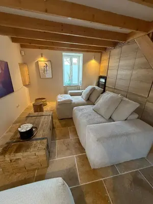 Coin salon dans l'établissement Cocon avec jacuzzi