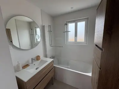 Salle de bains dans l'établissement Villa Champs et Mer