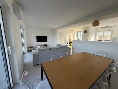 Télévision ou salle de divertissement dans l'établissement Villa Champs et Mer