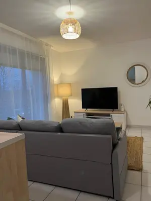 Télévision ou salle de divertissement dans l'établissement T2 balcon et parking à 10 min du centre