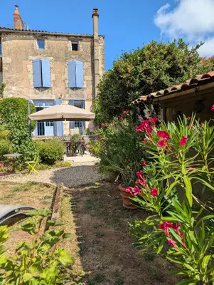 Jardin de l'établissement Maison Galice à Lusignan village médiéval - Base loisir gratuite- 30 min Futuroscope