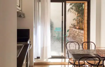 Télévision ou salle de divertissement dans l'établissement Lovely Apartment In La Rochelle With Wifi