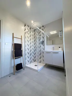 Salle de bains dans l'établissement La Bressuiraise