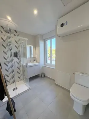 Salle de bains dans l'établissement La Bressuiraise