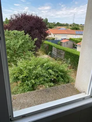 Jardin de l'établissement Maison propre et calme à 5 min du Futuroscope