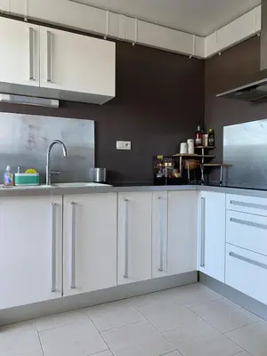 Cuisine ou kitchenette dans l'établissement Maison propre et calme à 5 min du Futuroscope