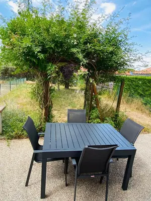 Jardin de l'établissement Maison propre et calme à 5 min du Futuroscope