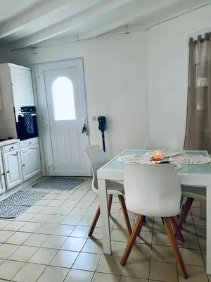 Télévision ou salle de divertissement dans l'établissement Maison cosy
