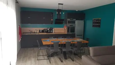 Cuisine ou kitchenette dans l'établissement Maison récente pour vacances en Charente-Maritime