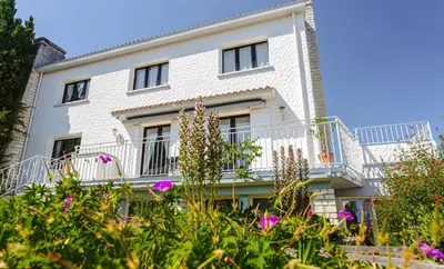 Jardin de l'établissement Les Arènes - Grande maison familiale rénovée, 6 à 12 personnes , Vue sur les Arènes, Garage véhicule électrique, Parking Gratuit