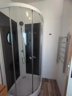 Salle de bains dans l'établissement Studio cosy près de La Rochelle