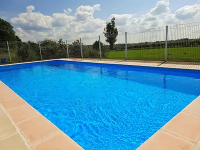 Piscine de l'établissement Les Gîtes de Fontenioux ou située à proximité