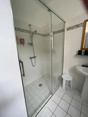 Salle de bains dans l'établissement Gitevdelacour